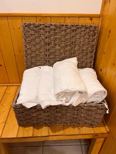 een mand met witte kussens op een houten vloer bij NEW Chalet Le Sabot 12p - Sauna - 90m telecabine in Oz