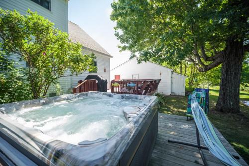 Φωτογραφία από το άλμπουμ του Spacious Country Home, Hot Tub, Fire Pit, Deck σε Sidney
