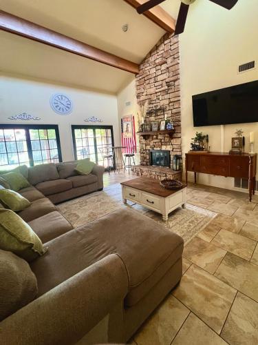 Televiisor ja/või meelelahutuskeskus majutusasutuses The Crash Site