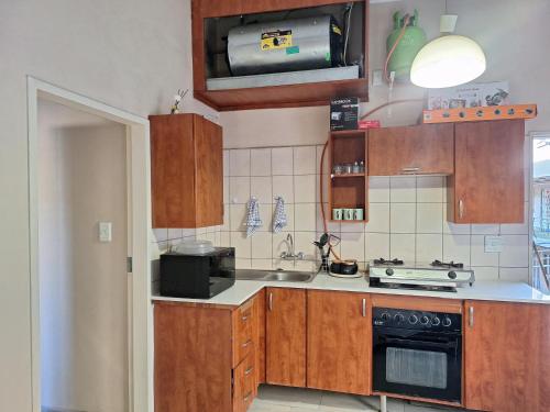 Η κουζίνα ή μικρή κουζίνα στο Cozy one bedroom in Kaldi Place