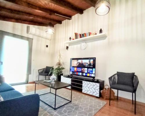 Televisyen dan/atau pusat hiburan di Romantic loft