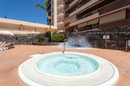 a hot tub in the middle of a courtyard at El Teide in Puerto de Santiago