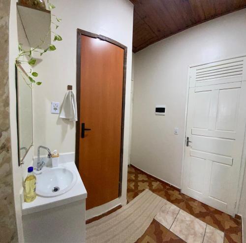 Koupelna v ubytování Casa-apartamento aconchegante com 3 quartos e 2 banheiros