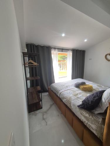 una camera da letto con un letto e una finestra di Ô nuits de saint cannat a Saint-Cannat
