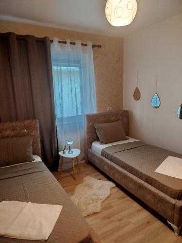 Ένα ή περισσότερα κρεβάτια σε δωμάτιο στο The Guest Apartament 2 bedrooms Fier