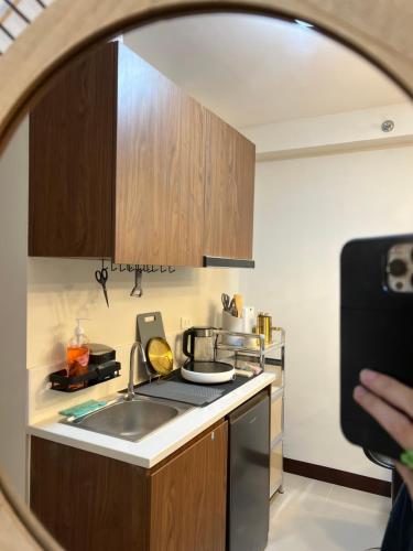a person taking a picture of a kitchen at Bellvoir Luxe 2 in Suba