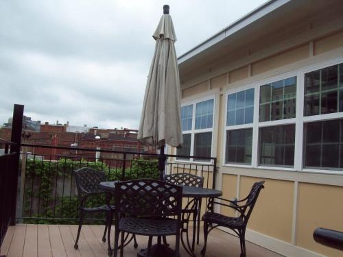 Balkoni atau teres di Large New Downtown Loft
