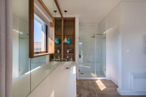 Ένα μπάνιο στο Exclusive Whale Rock 6-Bed Villa with Ocean Views