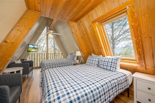 Postel nebo postele na pokoji v ubytování Terrace Garden Manor by American Patriot Getaways