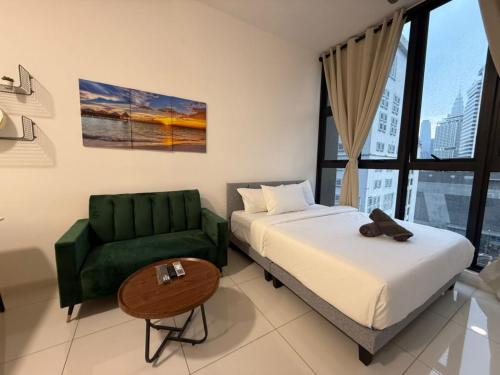 Katil atau katil-katil dalam bilik di Majestic Residences KLCC By Cozy