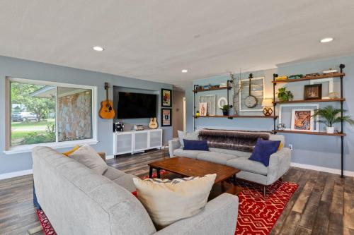 a living room with two couches and a table at TX Sunset Ranch in Jonestown