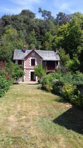 a house in the middle of a yard at Gite Les petits balcons in Pocé-sur-Cisse