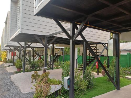 a building with awning over a garden with plants at Loftdonalejandro in Machalí