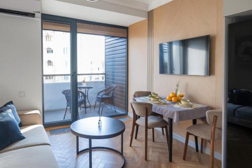 タシュケントにあるLuxury Apartment NRG U-Tower 1BRのテーブルとソファのあるリビングルーム