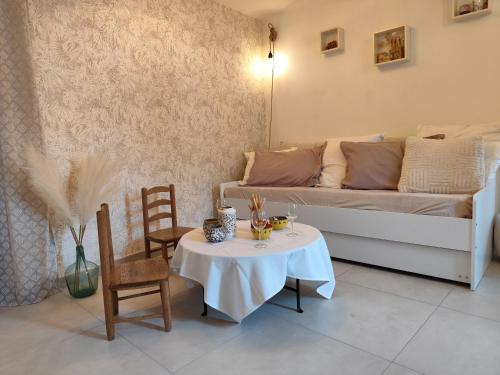 a living room with a table and a couch at Maison En Centre Ville in Saint-Saturnin-lès-Avignon