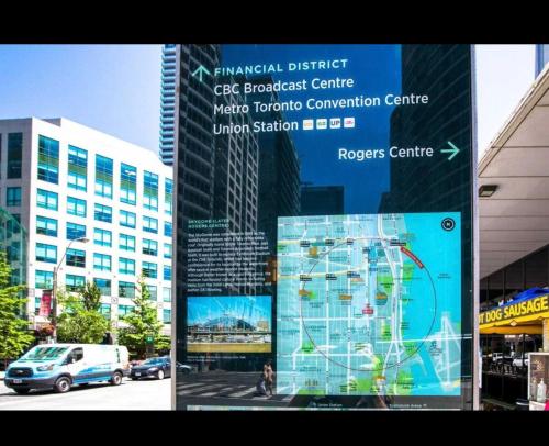 Φωτογραφία από το άλμπουμ του Core Downtown Toronto-3 Bedrooms-2 Bathrooms-Washrooms-Free Parking-CN Tower-Ripleys Museum-Blue Jays Stadium In front-Indoor Gym-Swimming Pool-Jacuzzi Sauna-Filter Drinking Water-WiFi στο Τορόντο