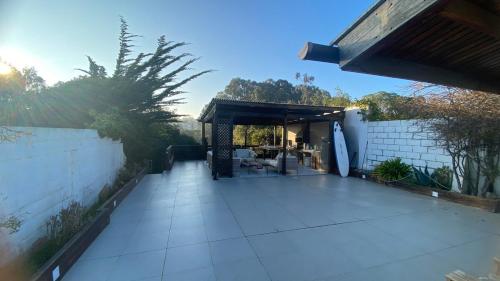 a patio with a building with a surfboard on it at Casa desde la playa de cofradía de Algarrobo a el canelo in Algarrobo