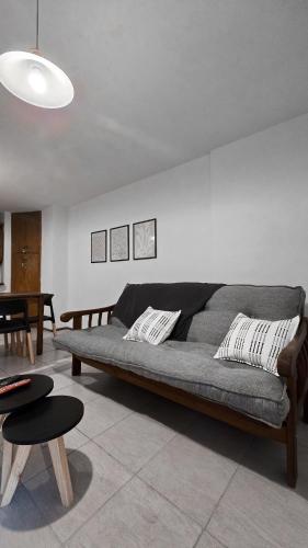 una sala de estar con un sofá y una mesa en CHACABUCO 1 dormitorio, en Córdoba