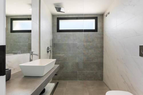 Ένα μπάνιο στο Punta Prima Oasis Beach Fase 9