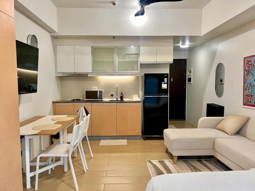 Η κουζίνα ή μικρή κουζίνα στο Studio in Eastwood City with Free Pool, Parking & Netflix