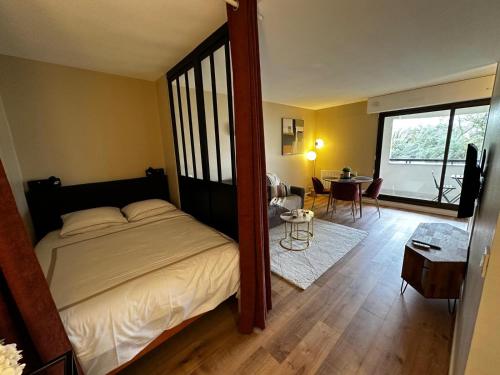 Ένα ή περισσότερα κρεβάτια σε δωμάτιο στο LE MONET studio proche Bordeaux avec balcon wifi & place de parking privé prox tram et Aéroport