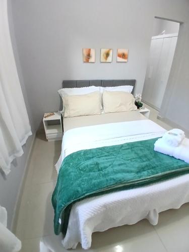Ένα ή περισσότερα κρεβάτια σε δωμάτιο στο Casa c AR - condominio prox Parkshopping Campo Grande