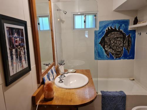 a bathroom with a sink and a shower at Casa Arte - Casa Completa en Trelew in Trelew
