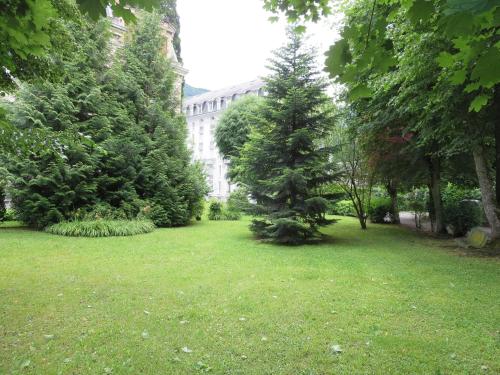 Taman di luar Pyrénées Palace
