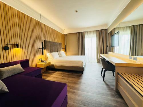 een hotelkamer met een bed en een bureau bij Crowne Plaza Rome St. Peter's by IHG in Rome