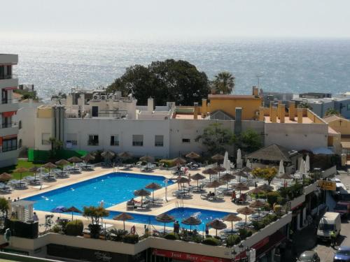 una vista aerea di un hotel con piscina di La Nogalera Experience a Torremolinos