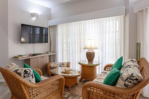 Μια τηλεόραση ή/και κέντρο ψυχαγωγίας στο Sea View Villa Cluster 63A- 2BR,Pool,Wifi,Golf