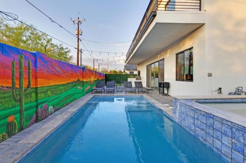 une piscine dans l'arrière-cour d'une maison dans l'établissement Modern Dreamland in Old Town, à Scottsdale