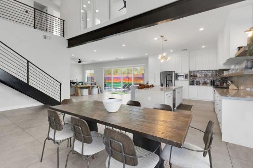 une cuisine et une salle à manger avec une table et des chaises en bois dans l'établissement Modern Dreamland in Old Town, à Scottsdale