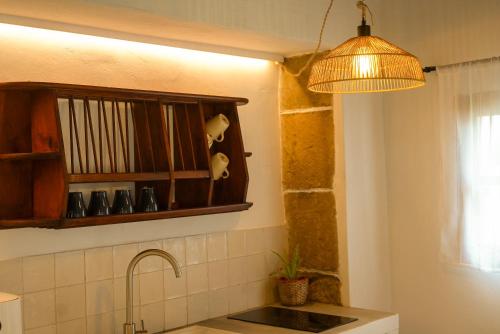 una cucina con un lavello e un piano di lavoro di La Paredita Casa Acentejo a Tanque