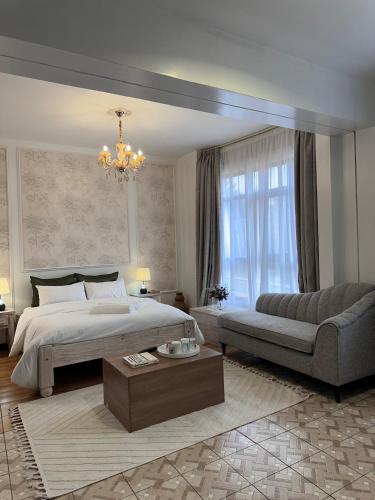 une chambre avec un grand lit et un canapé dans l'établissement Yallo Residency, à Nairobi