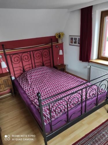 Bett in einem Zimmer mit einer lila Matratze in der Unterkunft Haus Sonnenschein in Heikendorf