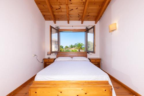 a bedroom with a bed and a window at Villa with private pool 3 minutes from the beach in Montroig