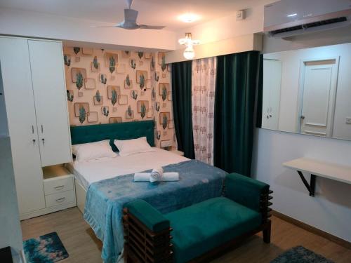 Кровать или кровати в номере Casa Teal Near Airport Symbiosis Viman Nagar