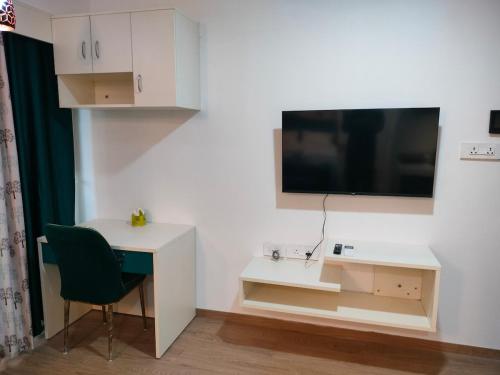 Телевизор и/или развлекательный центр в Casa Teal Near Airport Symbiosis Viman Nagar