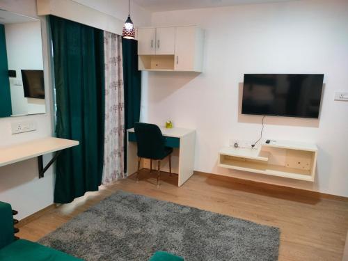 Телевизор и/или развлекательный центр в Casa Teal Near Airport Symbiosis Viman Nagar