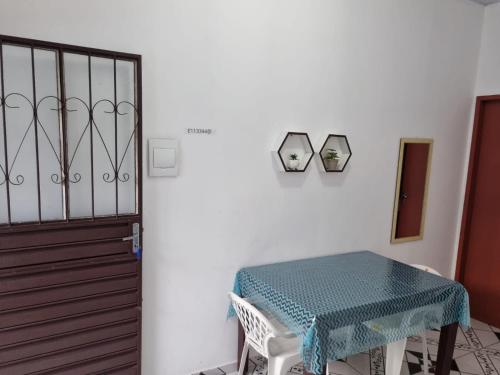 a table and chairs in a room with a door at Apartamento em Presidente Figueiredo in Presidente Figueiredo