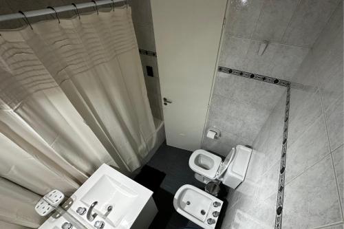an overhead view of a bathroom with a shower and a toilet at departamento 4 y 59 in La Plata