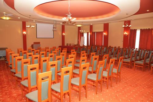 
a large room filled with tables and chairs at Eurohotel in Baia Mare

