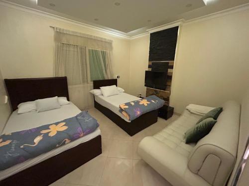 Katil atau katil-katil dalam bilik di Skyline luxury hotel apartments 5 mins from Cairo Airport