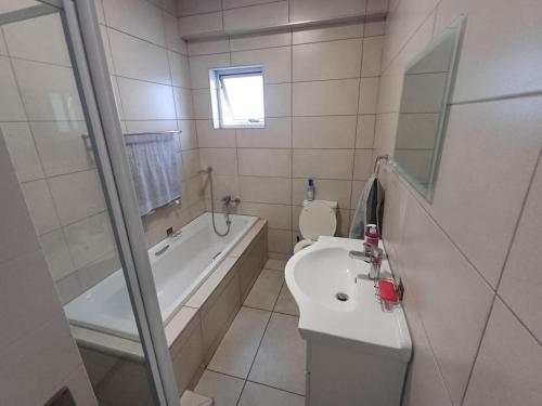 Ένα μπάνιο στο Cozy & Secure 2-Bedroom Retreat