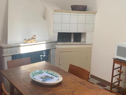 eine Küche mit einem Holztisch mit einem Teller darauf in der Unterkunft La Piazzetta in Cantalupo nel Sannio