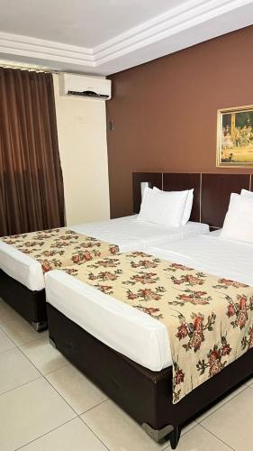 Кровать или кровати в номере Crystal Plaza Hotel