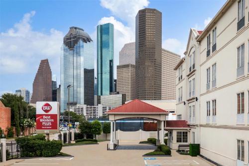 a view of a city skyline with tall buildings at Best Western Plus Downtown Inn & Suites in Houston
