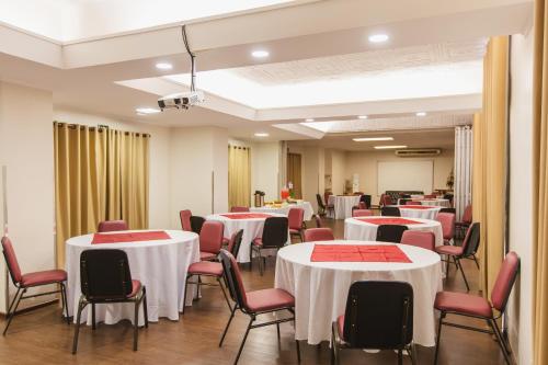 a banquet hall with tables and chairs with white table cloth at Hotel Nacional Inn Araçatuba in Araçatuba