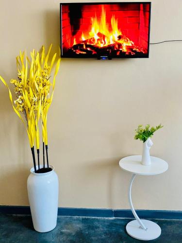 TV a/nebo společenská místnost v ubytování Maboneng CBD Comforts